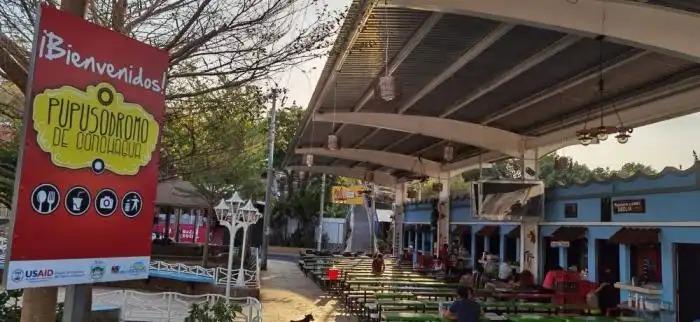 Pupusódromo en Conchagua, donde la mayoría de negocios aceptan dólares para operaciones cotidinas. /U. ALEMÁN