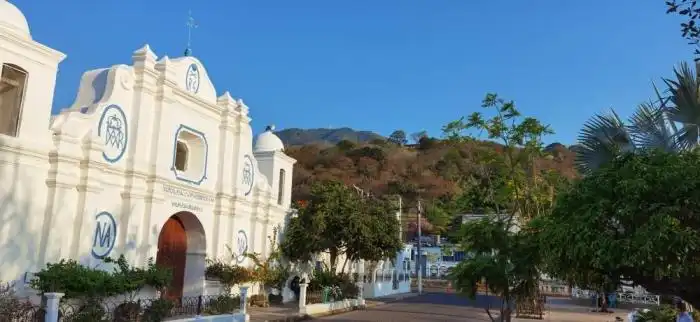 La parroquia Santiago Apóstol y al fondo el volcán de Conchagua, en La Unión, donde el Gobierno pretende construir la geotérmica para minar bitcoin. /U. ALEMÁN