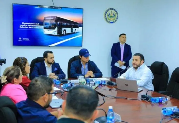 El ministro de Obras Públicas, Romeo Herrera, detalló hoy a los diputados de la Comisión de Hacienda el proyecto de renovación de la flota del transporte público en El Salvador. / Asamblea Legislativa.