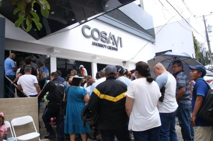 Largas filas de socios llegaron ayer a COSAVI a retirar sus ahorros. / Lisbeth Ayala. ,image_description: