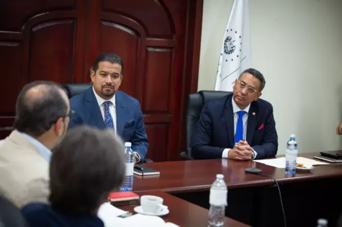 El ministro de Hacienda de El Salvador, Jerson Posada, durante la firma del préstamo por 75 millones con el CAF. / CAF.,image_description: