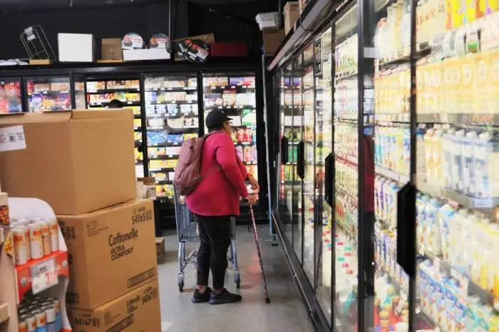 Una persona comprando en un supermercado en Brooklyn, Nueva York. /AFP,image_description:Mays Inflation Numbers To Be Reported Tuesday Ahead Of The Feds Interest Rate Meeting