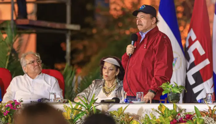 El dictador nicaragu00fcense Daniel Ortega junto a su esposa y vicedictadora, Rosario Murillo, en una imagen de archivo.,image_description: