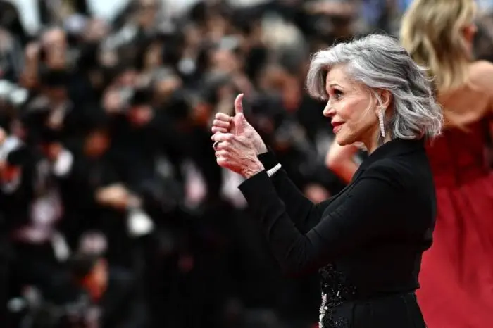 Fonda en su llegada a la ceremonia inaugural de Cannes, donde se exhibiría el filme Le Deuxieme Acte. Photo by LOIC VENANCE / AFP,image_description:
