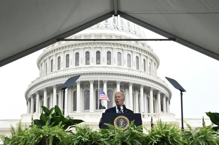 El presidente de los Estados Unidos, Joe Biden, habla en el Servicio Conmemorativo de los Oficiales Nacionales de Paz frente al Capitolio de los Estados Unidos en Washington, DC, el 15 de mayo de 2024. /Foto de Mandel NGAN / AFP.,image_description: