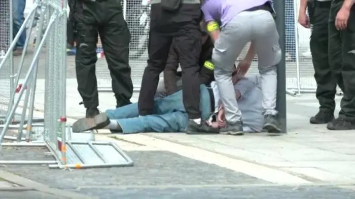 El sospechoso de haberle disparado al primer ministro de Eslovaquia, Robert Fico, fue detenido tras el ataque./AFP  ,image_description: