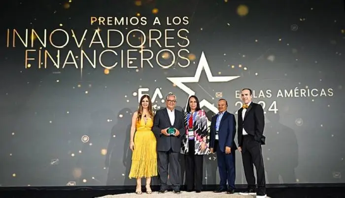 Ejecutivos de Autofau0301cil durante la ceremonia de premiación de Fintech Américas en Miami, EE. UU. /Autofácil ,image_description:
