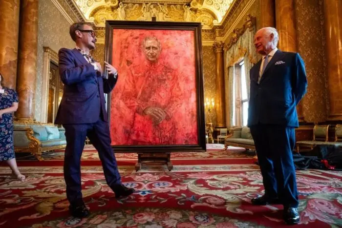 Jonathan Yeo presentó su obra ante el rey Carlos III este martes. Fotos: AFP,image_description:
