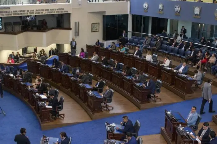 En la sesión plenaria 2 de la legislatura 20242027, los diputados aprobaron dictámenes de reformas presupuestarias y de un préstamo además de exenciones fiscales con dispensa de trámites. / Lisbeth Ayala.,image_description: