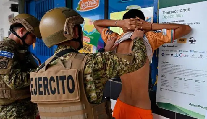 Militares en un operativo de seguridad en Chalatenango revisan a un joven./Fotos Marvin RecinosAFP,image_description: