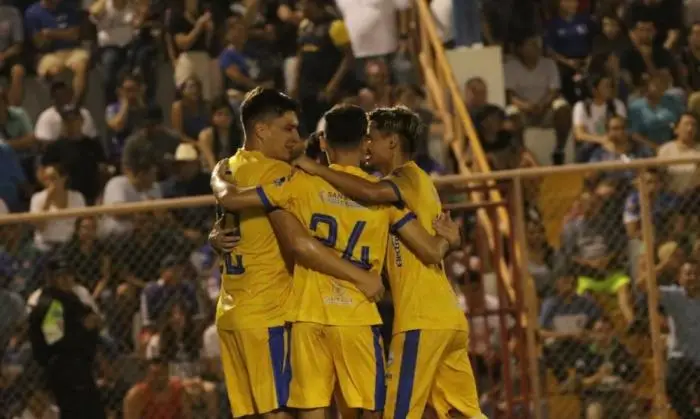Todos celebran con Marvin Ramos, autor del primer gol de Limeño en el Calero Suárez. / Clelia Martínez,image_description: