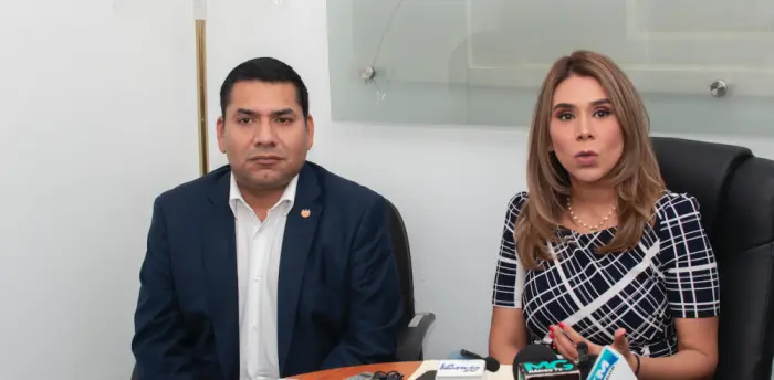 El diputado Francisco Lira y la diputada Marcela Villatoro, de Arena. / Lisbeth Ayala.,image_description: