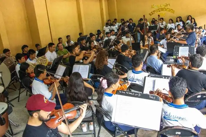 Jóvenes alumnos de música de ITOE.