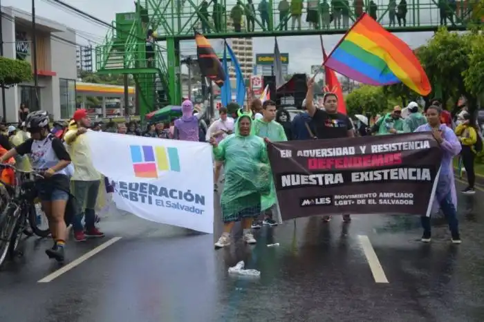 La marcha del orgullo inició en calle Gabriela Mistral.  / Lisbeth Ayala.