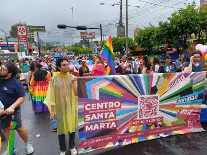 Un centenar de personas acudió a la marcha del orgullo.  / Lisbeth Ayala.