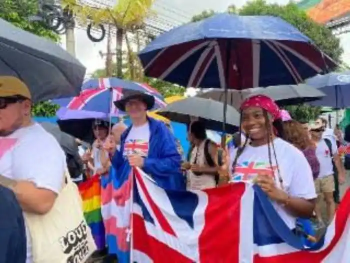 Acudió al desfile el embajador de Inglaterra, David Lelliot. / Lisbeth Ayala.