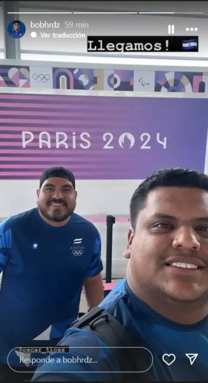 Roberto Hernández y Óscar Ticas al llegar al aeropuerto.