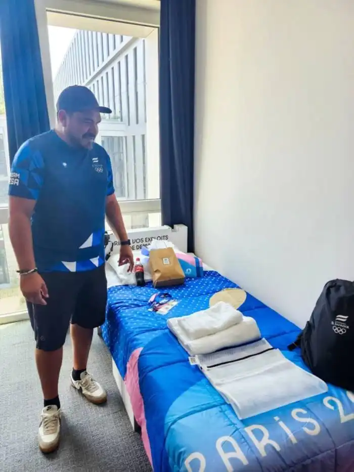 Ticas en su habitación de la Villa Olímpica.