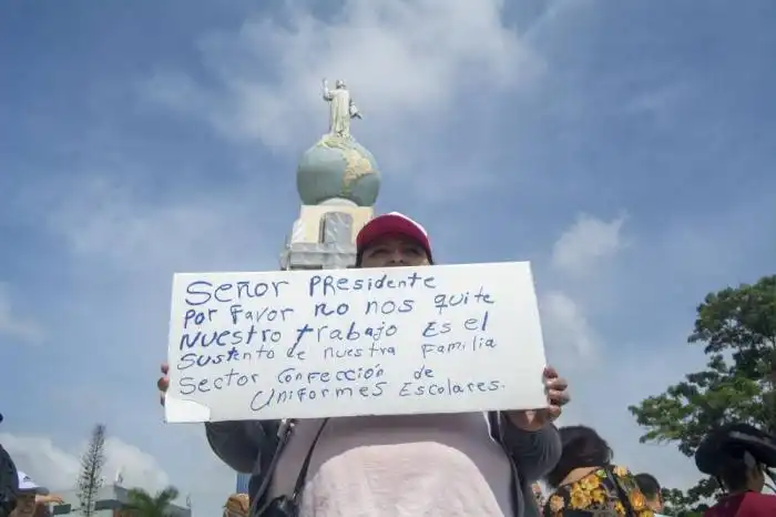 Proveedores de uniformes escolares piden al gobierno que les permita confeccionar uniformes en Ministerios y alcaldías. / Lisbeth Ayala.