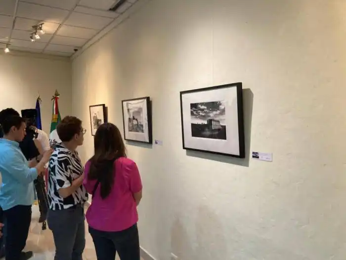 La muestra incluye imágenes en blanco y negro que documentan el proceso del tequila. / Foto: Jhoel Díaz