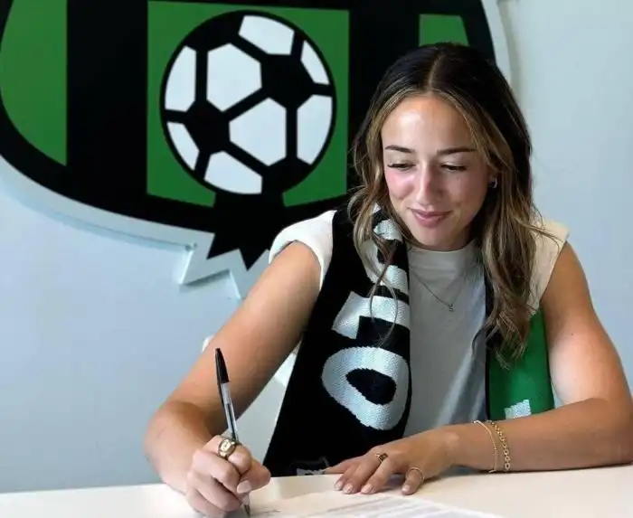 Samantha y el momento de la firma.