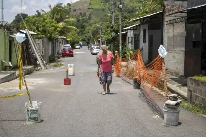 Los habitantes han tapado el paso vehicular en la calle para evitar las vibraciones, sin embargo, aún así la vía ya empezó a hundirse. / Lisbeth Ayala. 