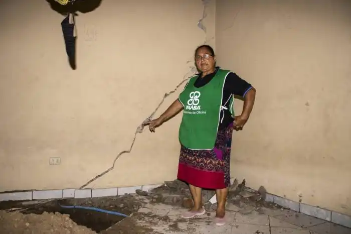 Una gran grieta se formó en la pared de la vivienda de doña María Cristina Molina, luego que la tubería se rompiera. Su casa, afirma, está en el aire. / Lisbeth Ayala. 