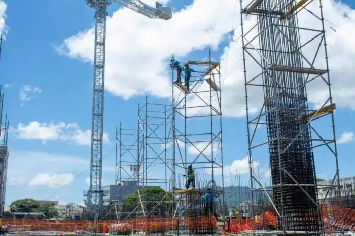 En la construcción han ubicado 192 columnas que sostendrán el edificio. / Lisbeth Ayala.