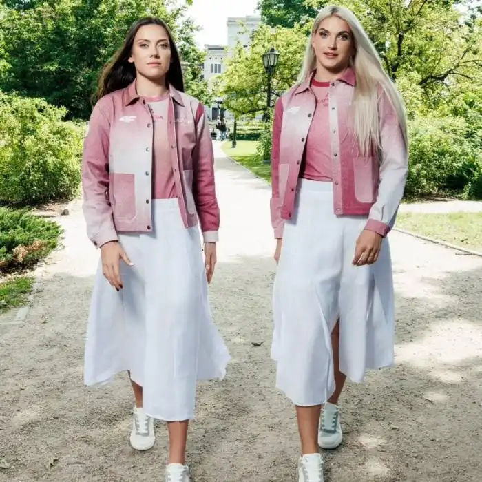 Letonia. Así son los trajes de desfile de las letonas.