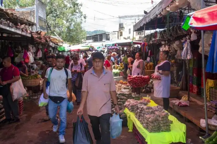 El saco de papa pasó de costar $100 hace tres semanas a venderse en $95 este lunes en el mercado central de San Salvador. /Juan Martínez