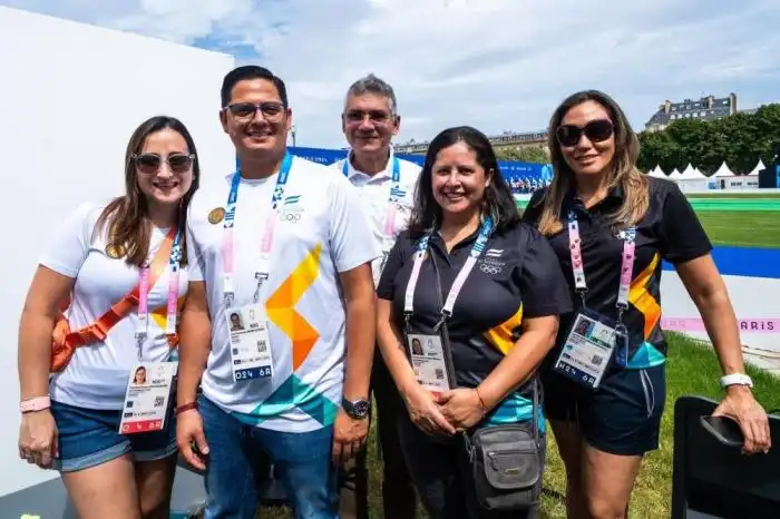 El apoyo salvadoreño para Ticas: Armando Bruni (presidente COES) y su esposa, Roberto Calderón (secretario COES), Dinora Acevedo (Indes) y Claudia de Hernández (COES). / Team ESA