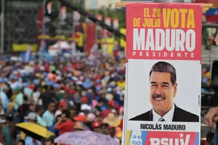 Simpatizantes del gobernante venezolano, Nicolás Maduro, durante su cierre de campaña en Caracas este jueves./AFP 