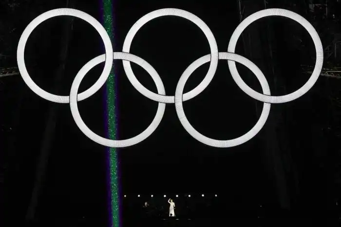 La cantante canadiense Celine Dion actúa en la Torre Eiffel durante la ceremonia de apertura de los Juegos Olímpicos de París 2024 en París el 26 de julio de 2024. (Foto de Loic VENANCE / POOL / AFP)