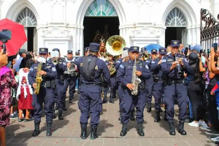 Una banda policial animó la procesión.