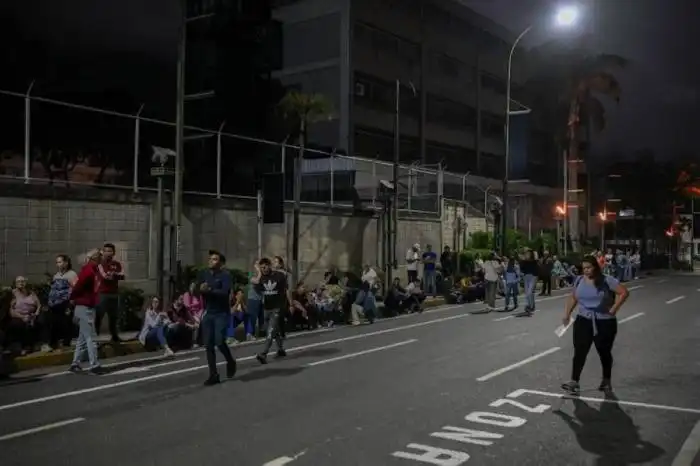 Los venezolanos estuvieron haciendo fila desde la noche del sábado en los centros de votación./AFP