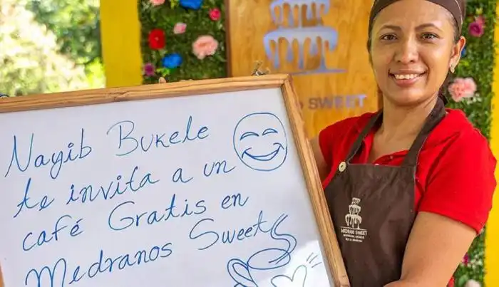 Bukele anunció que los negocios recibirán 200 libras de café para regalar a los comensales. /Bean of Fire