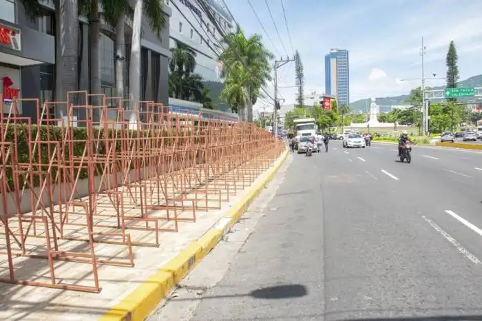 Los primeros graderíos sobre la alameda Rossevelt, para el desfile del Correo, ya fueron instalados. / Juan Martínez.