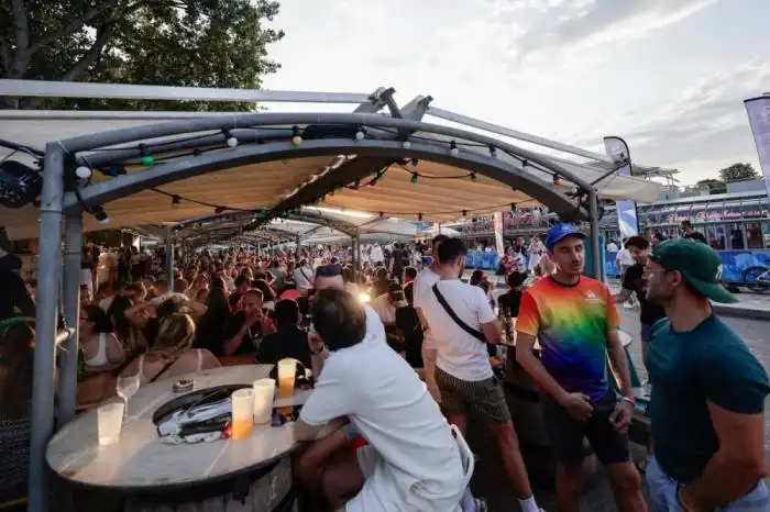 El espacio junto al río Sena incluye conciertos, música, bebidas y un ambiente de cultura y libertad. Photo by STEPHANE DE SAKUTIN / AFP