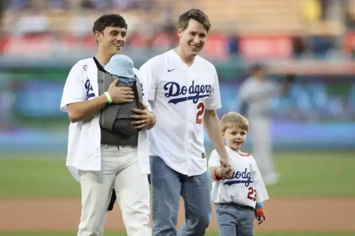 Tom Daley y Dustin Lance Black en un juego de Los Angeles Dodgers y los San Francisco Giants en 2023, en Los Angeles, California. Photo by Meg Oliphant / GETTY IMAGES NORTH AMERICA / Getty Images via AFP