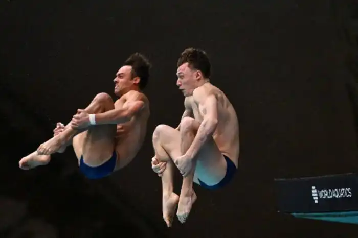 Thomas Daley y su compañero Noah Williams en pleno salto de trampolín en marzo pasado. Photo by Minas Panagiotakis / GETTY IMAGES NORTH AMERICA / Getty Images via AFP