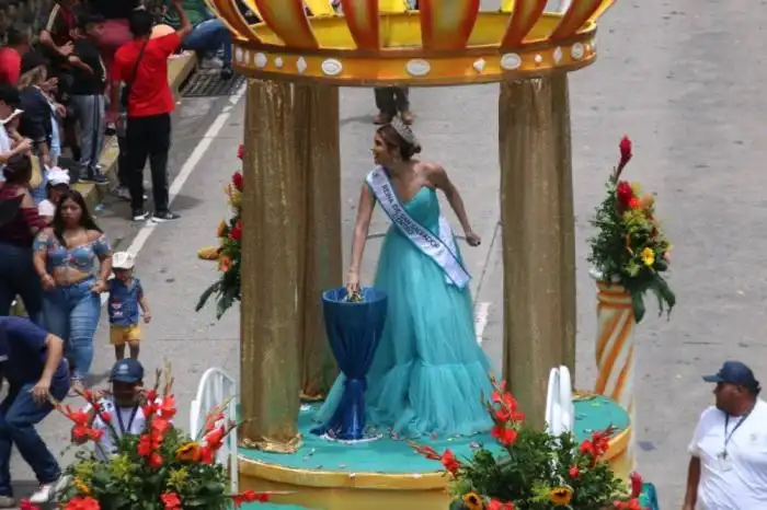 La reina de las fiestas patronales de San Salvador también participó en el desfile. / Lisbeth Ayala.