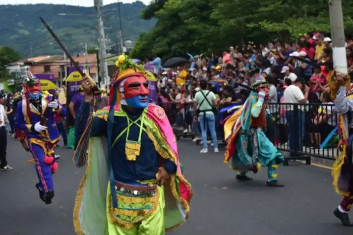 Los historiantes también se lucieron en el desfile del Correo. / Juan Martínez.