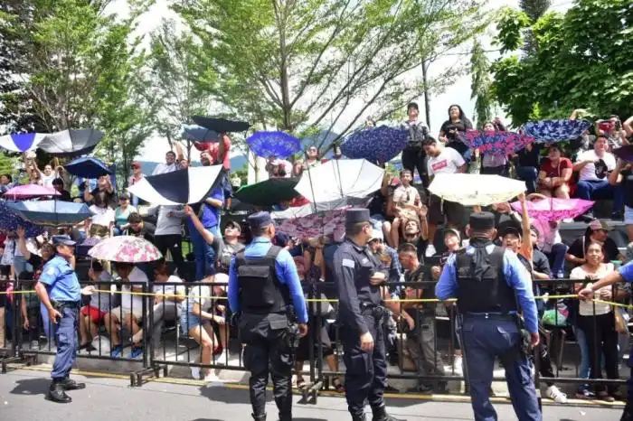 Los asistentes se las ingenieron con las sombrillas para atrapar dulces. / Juan Martínez.