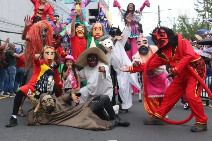 Los Viejos de Agosto hicieron su aparición protagónica en el desfile del Correo. / Lisbeth Ayala.