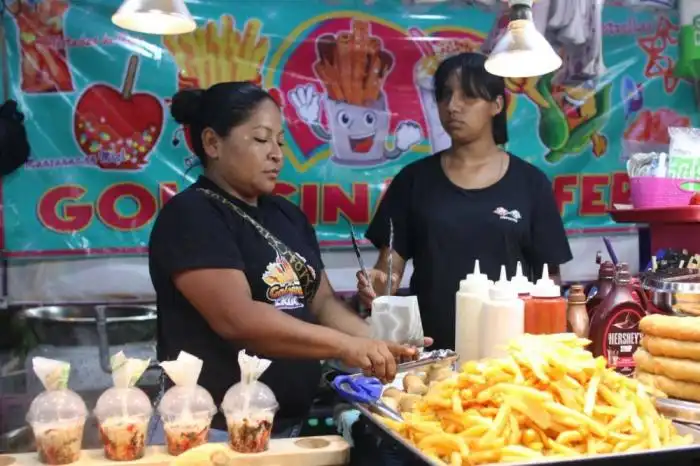 Más de 300 comerciantes instalados en la feria ofrecen sus productos entre estos papas fritas, churros españoles y dulces típicos. / Lisbeth Ayala