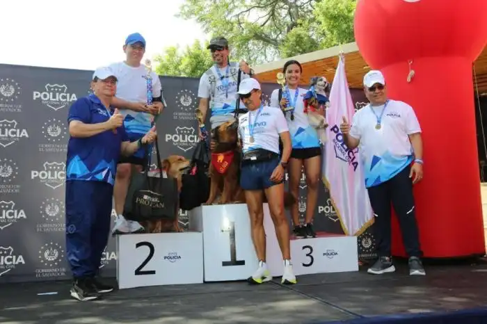 Las autoridades de Seguridad premiaron a los ganadores de las carreras. / Cortesía PNC.