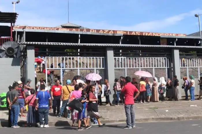 El mercado Central fue cerrado este viernes mientras las autoridades extinguían el fuego y los remanentes. / Lisbeth Ayala.