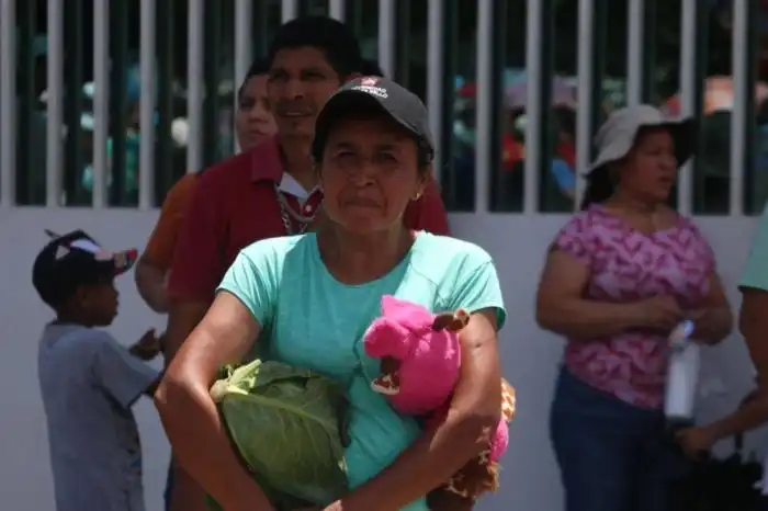 Los capitalinos llevaban sus verduras después del desfile del Comercio./ Lisbeth Ayala