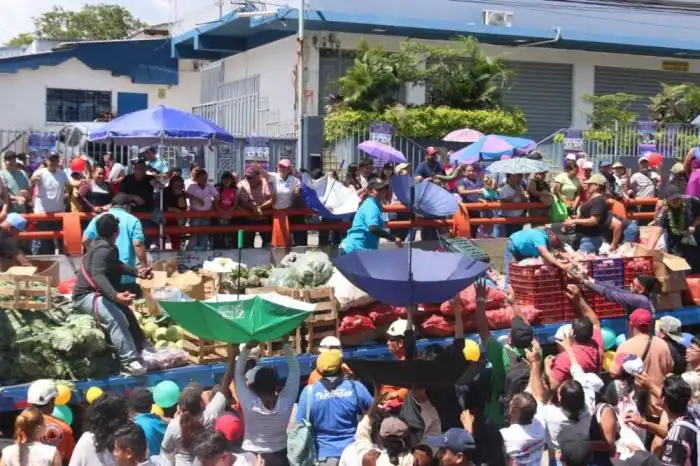La carroza de La Tiendona enloqueció a los asistentes quienes no dudaron en pedir la fruta o verdura que preferían, durante el recorrido del desfile del comercio. / Lisbeth Ayala. 