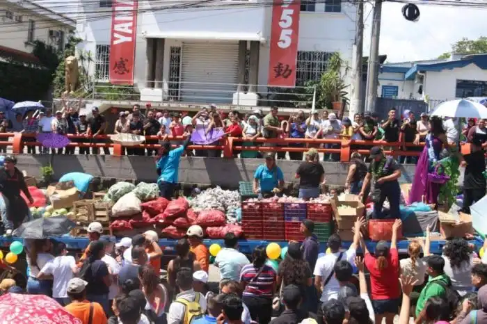 Comerciantes de La Tiendona se ganaron la empatía de los asistentes al regalar frutas y verduras durante las fiestas agostinas. / Lisbeth Ayala.
